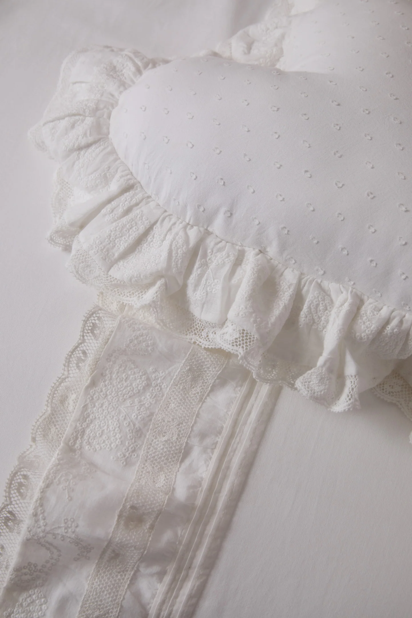 Victorian Sheet And Pillow Case Set - Image 3